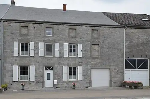 Ferme datée de 1845 dans la rue de Rocroi.