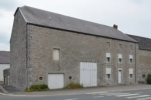 Ferme datée de 1856 dans la rue de Rocroi.