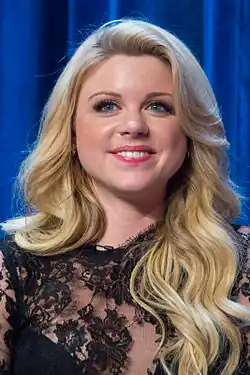 Bailey De Young interprète Lauren Cooper