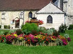 Vieux pressoir devant l'église