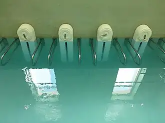 Jets de forte pression en piscine.