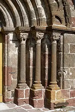 Colonnes du portail.