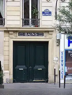 L'entrée des anciens « bains russes » au no&nbsp;8.