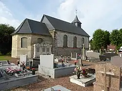 L'église et le cimetière.