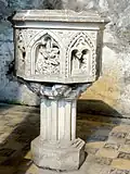 Les fonts baptismaux racontent la légende des deux Vierges écossaises.