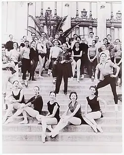 George Balanchine entouré par les danseurs du New York City Ballet (1955).