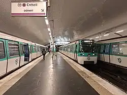 Croisement entre trois rames MF 77 dans la station.