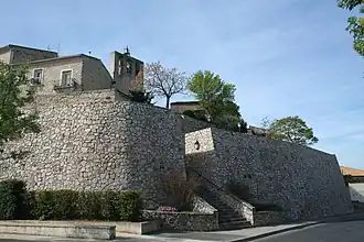 Les remparts et le campanile de l'église Saint-Maurice.