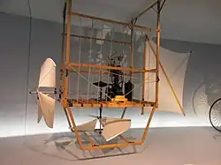 Nacelle à double hélices et gouverne, en toile tendue, du musée Mercedes-Benz de Stuttgart