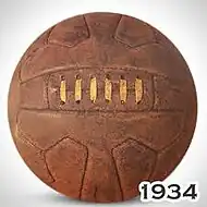 Photographie d'un ballon de football marron, de la Coupe du monde de 1934.