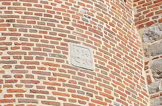 Pierre gravée indiquant la date du rehaussement de la tour nord :1924.