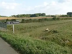 Au lieu-dit les Vieilles Vaures (commune d'Agris) à environ 5&nbsp;km d'Agris.