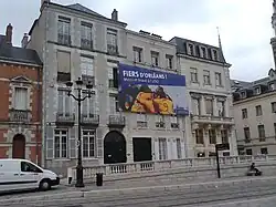 Affiche sur la façade d'un bâtiment.
