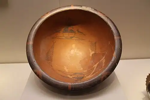 Bassin de type pen. Terre cuite chamois peinte à l’engobe sombre, D. 40&nbsp;cm. « Masques » et poissons. Culture de Banpo, Site de Banpo, Shaanxi, v. 4500. Musée national de Chine