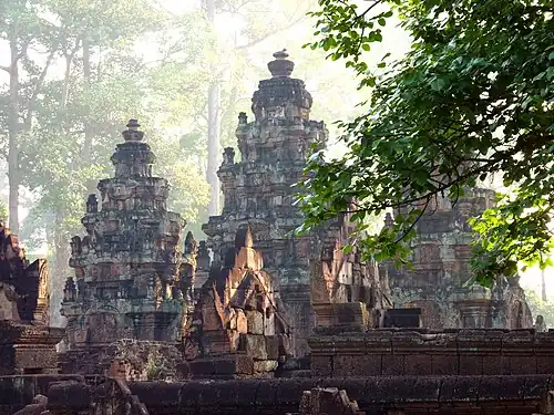 Les trois sanctuaires dans la lumière matinale.