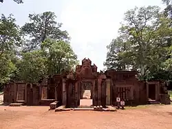 Mur d'entrée d'environ 20&nbsp;m de large ouvrant sur l'allée centrale.