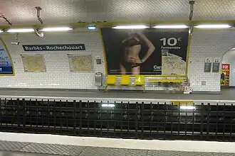 L'ancienne décoration de style « Ouï-dire » jaune sur les quais de la ligne 4, en 2010.