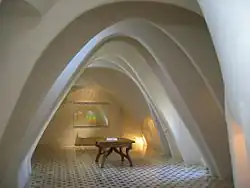 Arcs caténaires blancs dans une pièce.