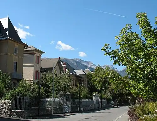 Rue avec enfilade de villas.