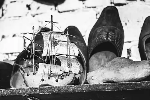 Maquette de bateau réalisée à partir d'un sabot. Bardelaeremuseum&nbsp;(nl), Lembeke.
