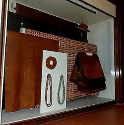 Vitrine présentant du tissu d’écorce