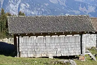 Grange avec toit et mur de bardeau à Sulsseewli, Suisse.