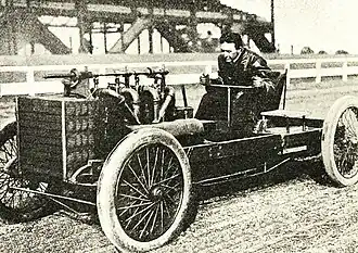 Barney Oldfield en 1903, sur une Ford 80&nbsp;hp (record du monde des 10&nbsp;miles).
