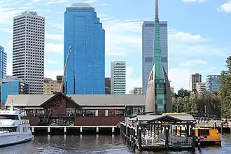 Le quai « Barrack », la tour Bell et le CBD en arrière-plan. La zone est en travaux.