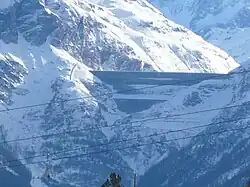 Barrage de la Grande-Dixence sous la neige. Photo prise depuis les piste de ski de Thyon 2000.