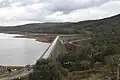 Vue du barrage avec un taux de remplissage inférieur à 30 %.