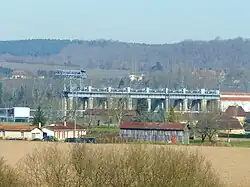 Le barrage de Tuilières vu depuis le bourg de Saint-Agne.