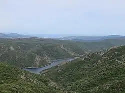 Barrage de la Verne vu depuis la piste de la Capelude.