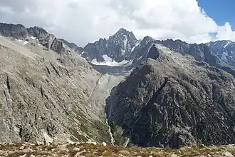 La barre des Écrins avec à ses pieds le glacier de Bonne Pierre depuis la tête de la Maye à l'ouest.
