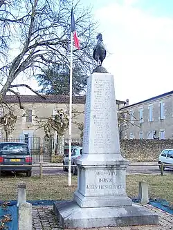 Le monument aux morts sur la place derrière la mairie (fév.&nbsp;2010).