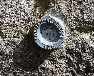 Borne de nivellement sur le mur de l'église - Altitude 831 m.