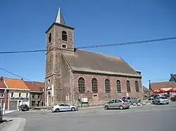 Église vue de la grand-place.