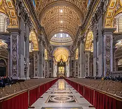 Vue intérieure de la basilique avec en arrière-plan le baldaquin du Bernin et la coupole