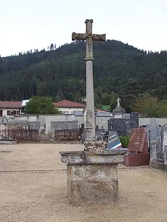 Croix de Bas-en-Basset (1587) au fût écoté et orné d'une statue de saint Roch.