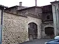 Porte charretière dans le bourg.