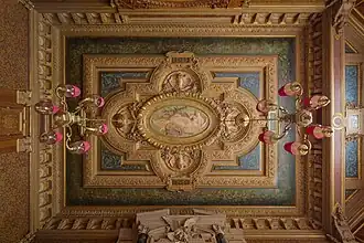 Bas-relief au centre du plafond de la salle à manger, reproduction de : Diane couchée sur un cerf, par Jules Dalou.