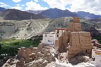 Le château et le monastère de Basgo, surplombant la localité. Celle-ci fut un centre politique et culturel déterminant du royaume du Ladakh.