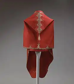 Bashlyk conservé au Anna Wintour Costume Center, Metropolitan Museum of Art