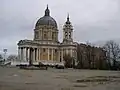 Vue de la basilique sur sa plateforme artificielle.