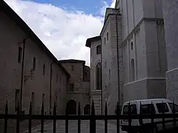 Cour d'entrée à l'Est.