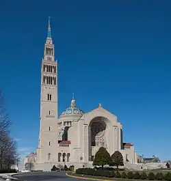 Vue de l'entrée principale de la basilique.