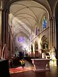Autel, nef et rosace.