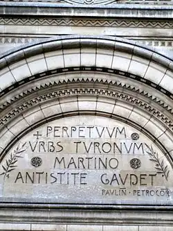 Inscription au fronton de l'édifice actuel : « La ville de Tours se réjouit à jamais d'avoir Martin pour patron (Paulin de Périgueux) ».