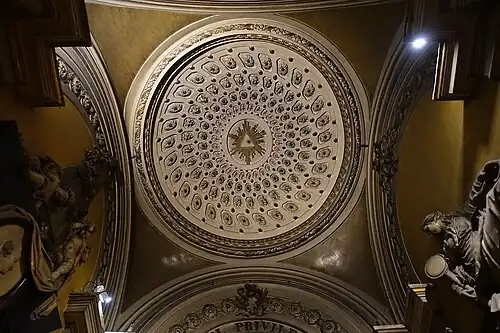 Ornementation du plafond.