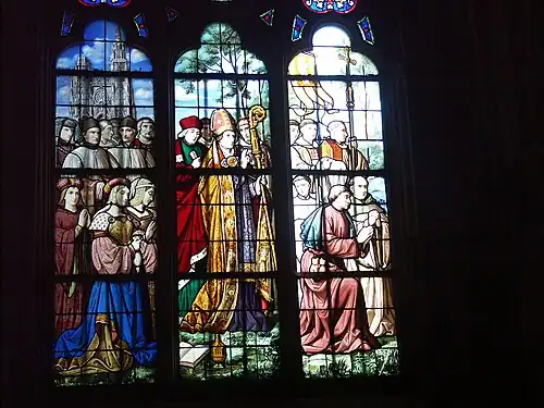 Une procession en vitrail.