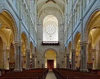 Nef, côté portail.